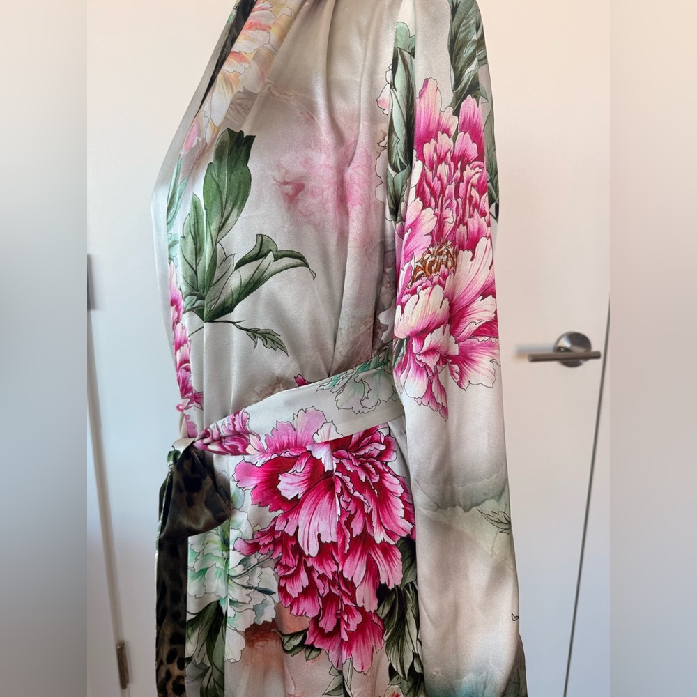 94% Silk Gardenia Robe by Adriana Iglesias - Picture 9 of 15